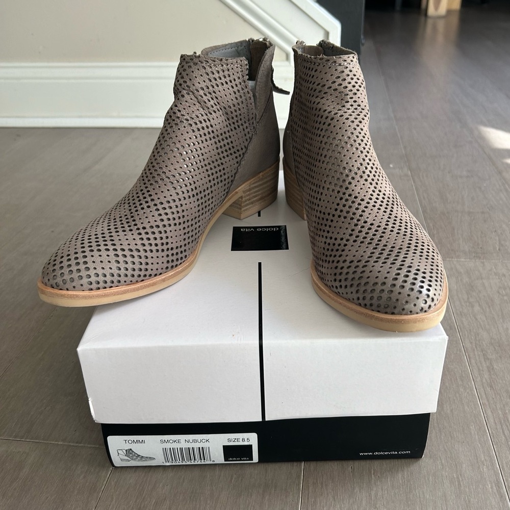 NWT dolce vita Tommi style low heel booties, Smoke Nubuck, Size 8.5